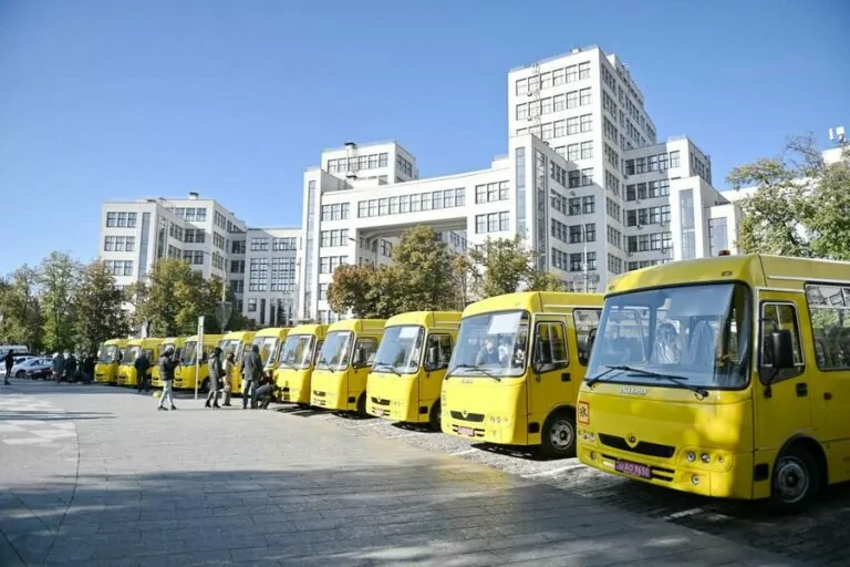 Внаслідок бойових дій на Харківщині чотирнадцять шкільних автобусів знищено — ОВА
