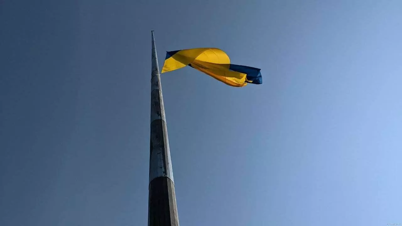 Флагшток з державним прапором у центрі Харкова / Фото: Харківська міська рада