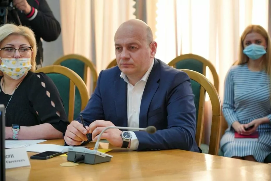 зображення до посту: Скільки заробило керівництво Харківської області у 2023 році: Олег Синєгубов та його заступники