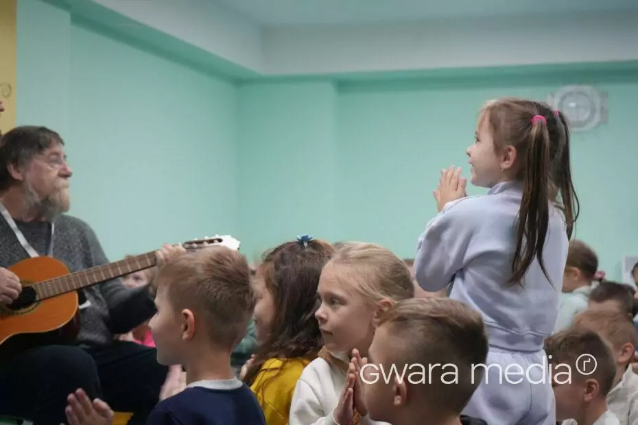 зображення до посту: У Дергачах для дітей зіграв британський композитор Найджел Осборн – фото