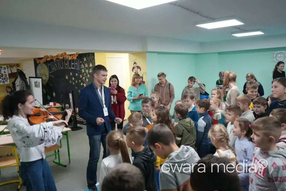 зображення до посту: У Дергачах для дітей зіграв британський композитор Найджел Осборн – фото