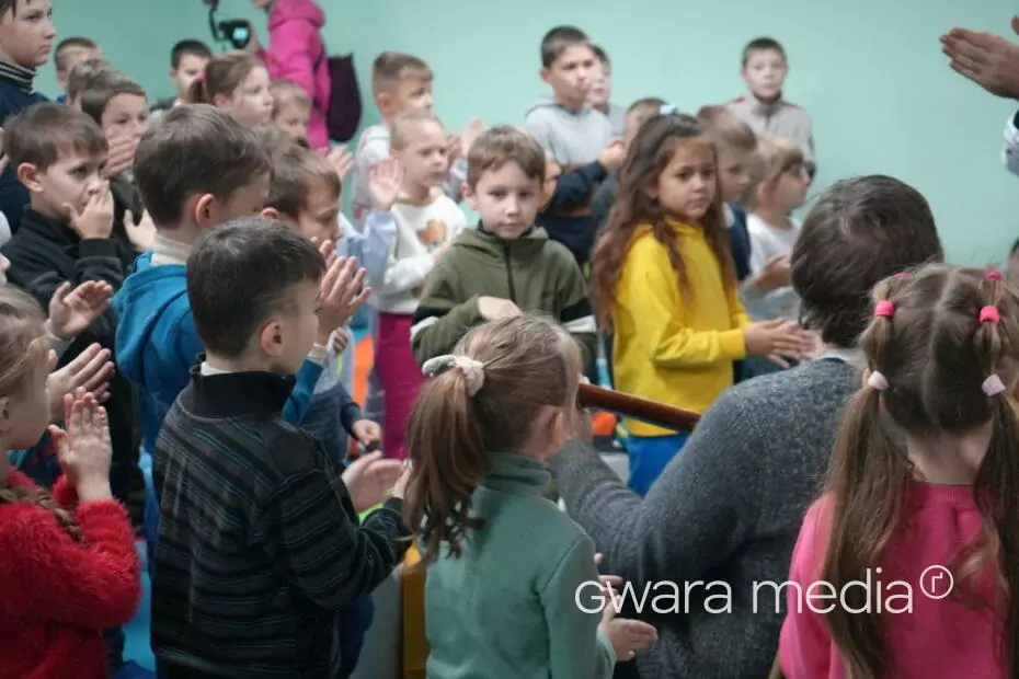 зображення до посту: У Дергачах для дітей зіграв британський композитор Найджел Осборн – фото