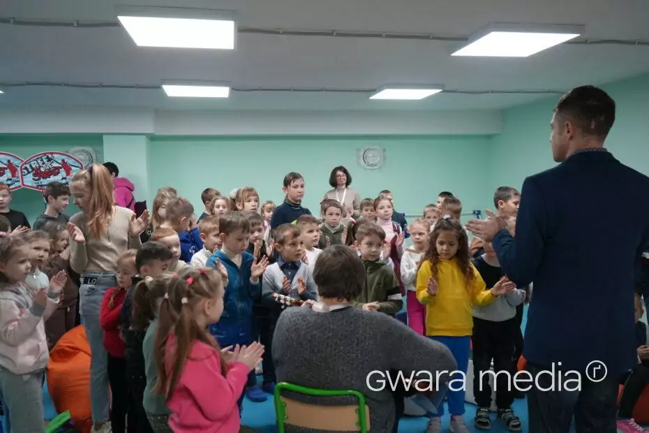 зображення до посту: У Дергачах для дітей зіграв британський композитор Найджел Осборн – фото