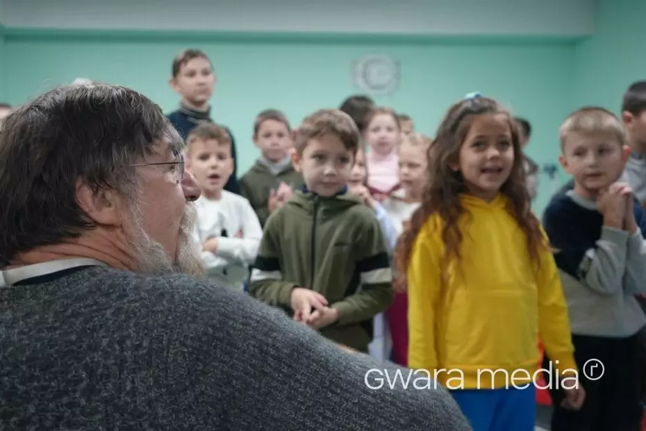 зображення до посту: У Дергачах для дітей зіграв британський композитор Найджел Осборн – фото