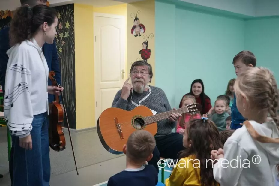 зображення до посту: У Дергачах для дітей зіграв британський композитор Найджел Осборн – фото