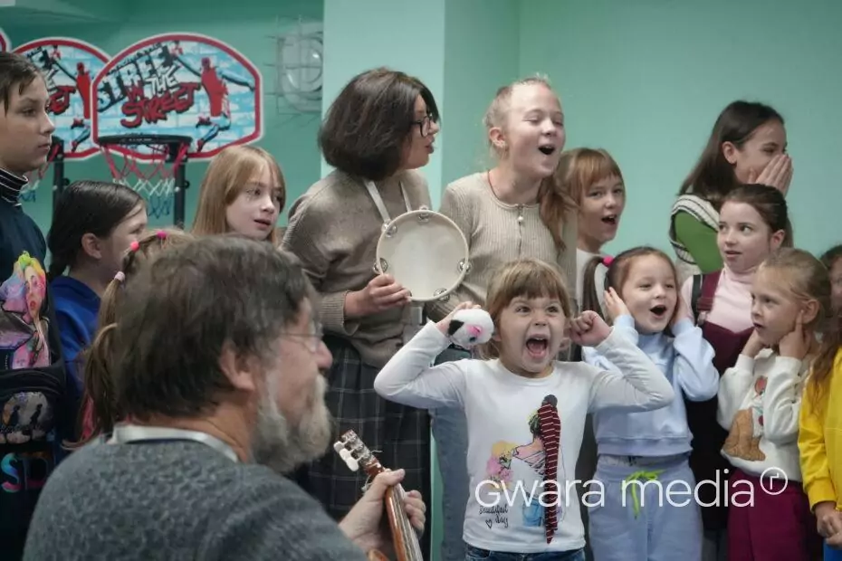 зображення до посту: У Дергачах для дітей зіграв британський композитор Найджел Осборн – фото