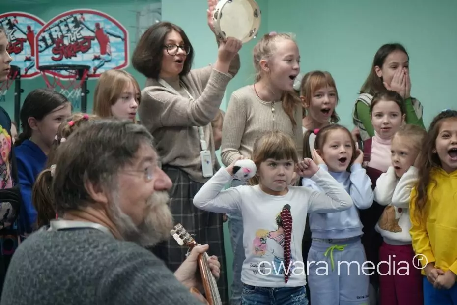 зображення до посту: У Дергачах для дітей зіграв британський композитор Найджел Осборн – фото