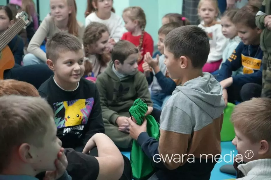 зображення до посту: У Дергачах для дітей зіграв британський композитор Найджел Осборн – фото