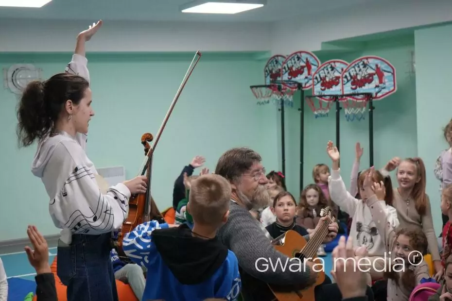 зображення до посту: У Дергачах для дітей зіграв британський композитор Найджел Осборн – фото