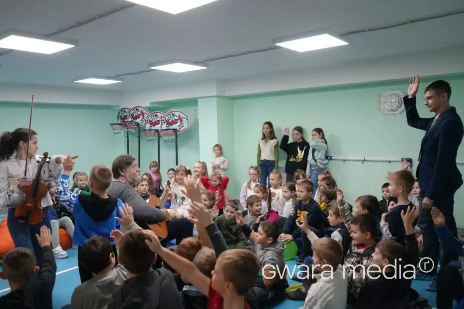 зображення до посту: У Дергачах для дітей зіграв британський композитор Найджел Осборн – фото