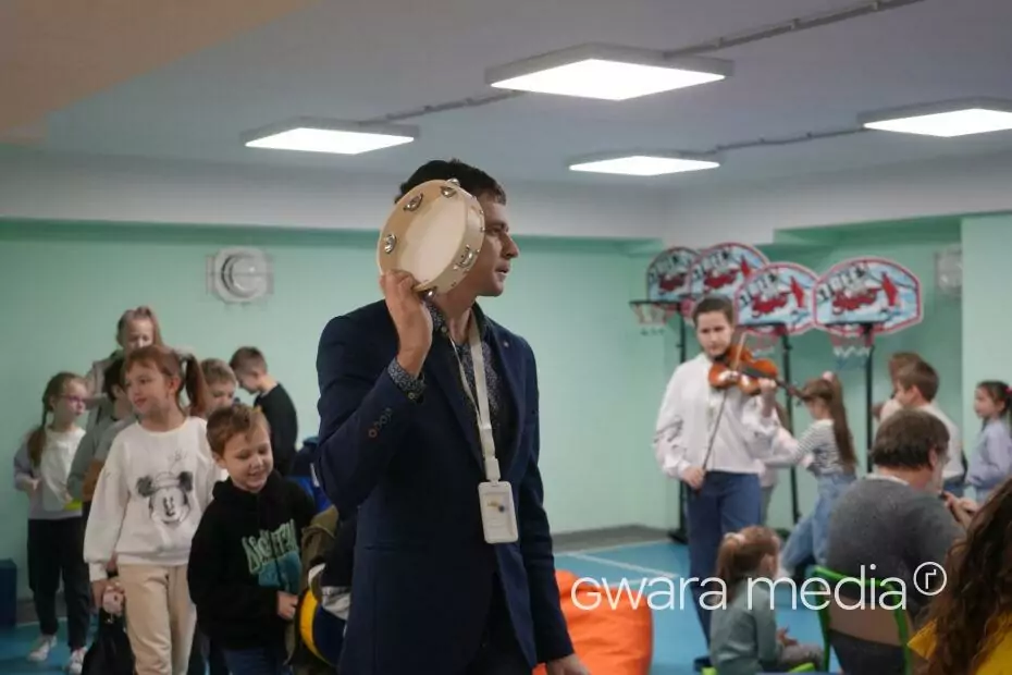 зображення до посту: У Дергачах для дітей зіграв британський композитор Найджел Осборн – фото