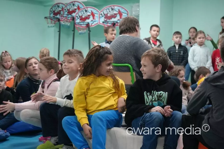 зображення до посту: У Дергачах для дітей зіграв британський композитор Найджел Осборн – фото