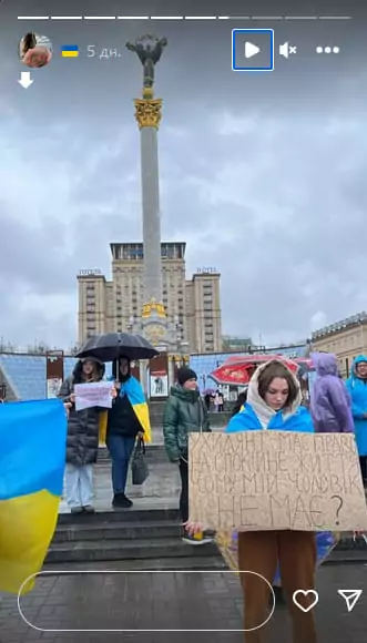 зображення до посту: Маніпуляція. У Києві на акцію протесту вийшла жінка з плакатом: «Нехай воюють лише російськомовні»