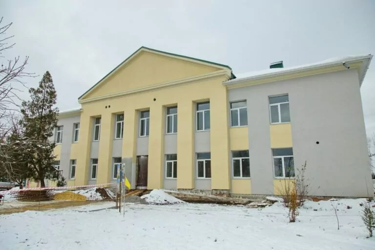 У Старому Салтові відновлюють будівлю ЦНАПу та амбулаторії