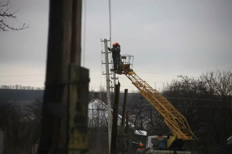 У селі Мали Проходи на Харківщині частково відновили світло