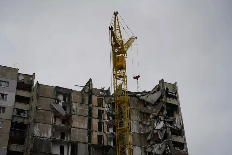 В Основ’янському районі Харкова демонтують пошкоджену багатоповерхівку