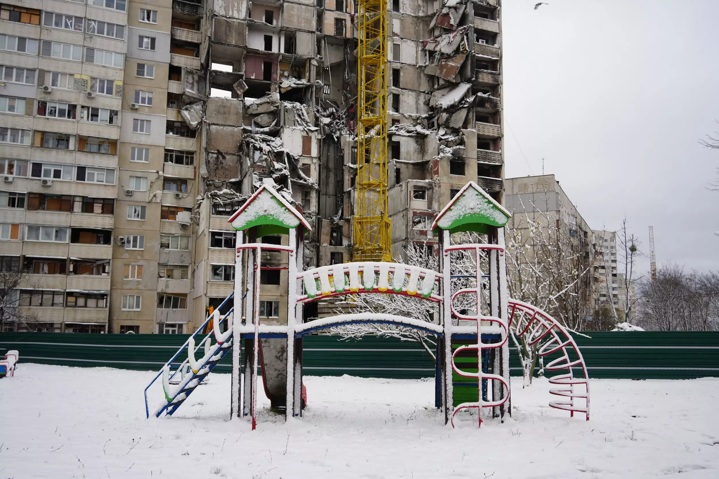 зображення до посту: У Харкові триває демонтаж будинку на Ужвій, 82 — фото