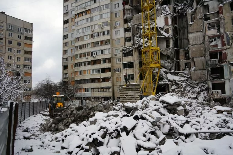 У Харкові триває демонтаж будинку на Ужвій, 82 — фото