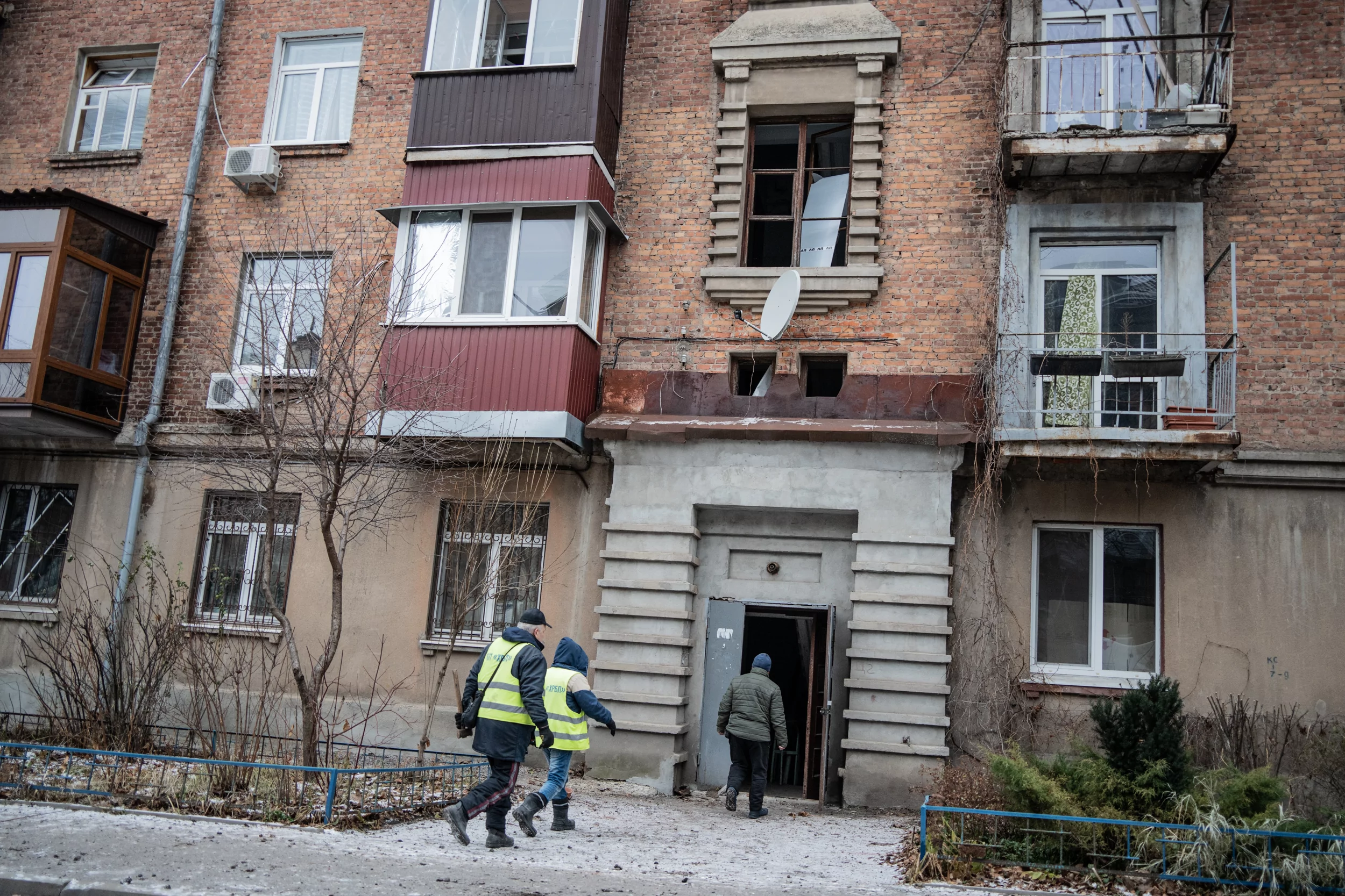зображення до посту: У Шевченківському районі Харкова усувають наслідки нічного ракетного обстрілу  — фото