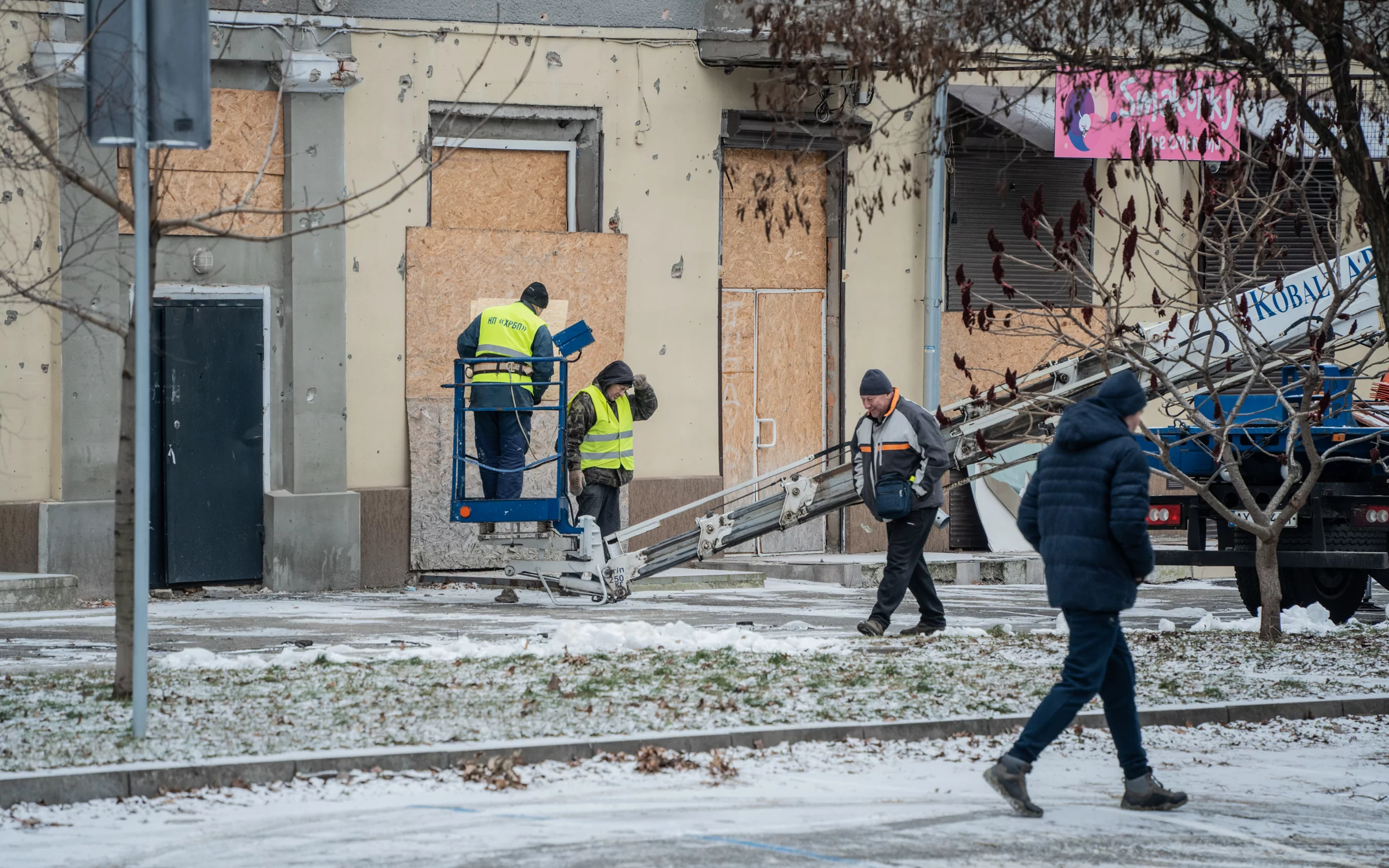 зображення до посту: У Шевченківському районі Харкова усувають наслідки нічного ракетного обстрілу  — фото