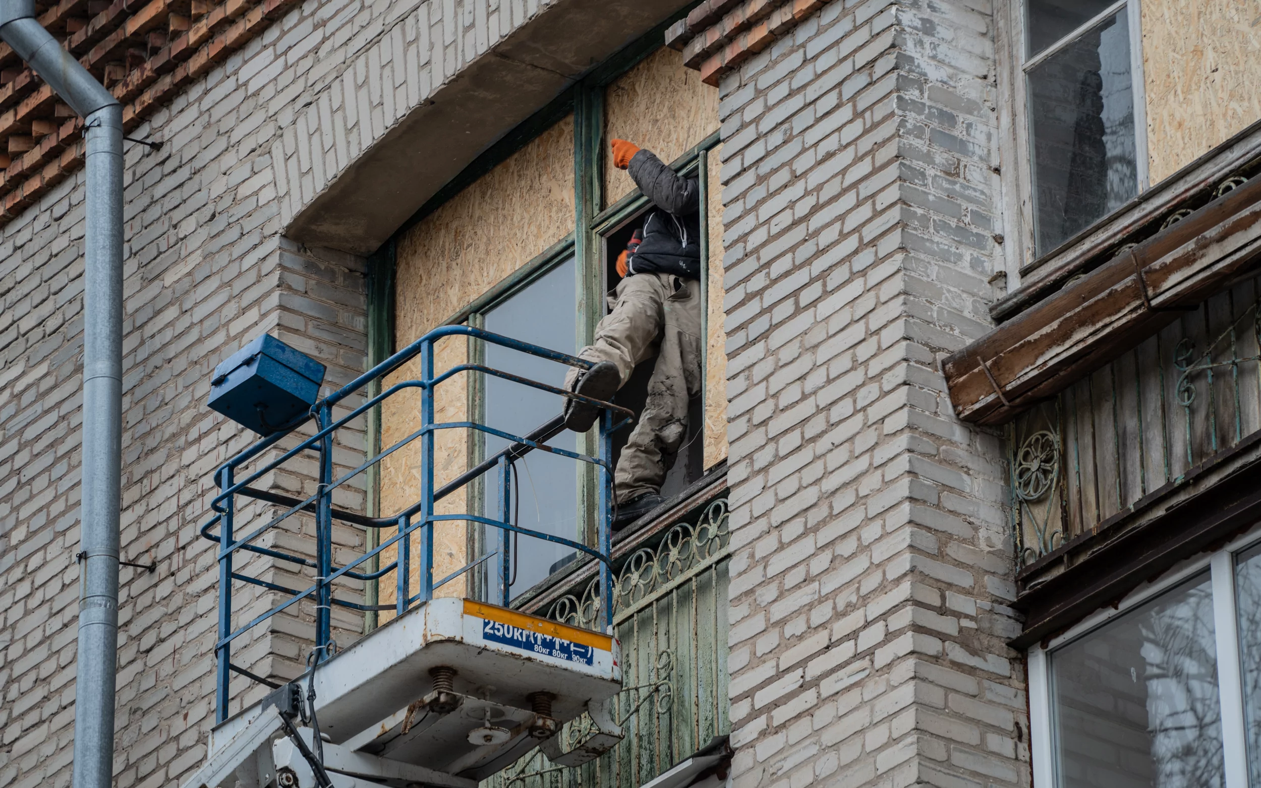 зображення до посту: Нічний обстріл Харкова: як усувають наслідки в Холодногірському районі — фото