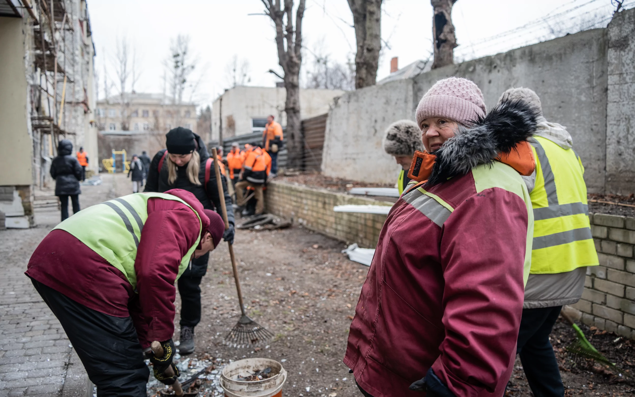 зображення до посту: Нічний обстріл Харкова: як усувають наслідки в Холодногірському районі — фото