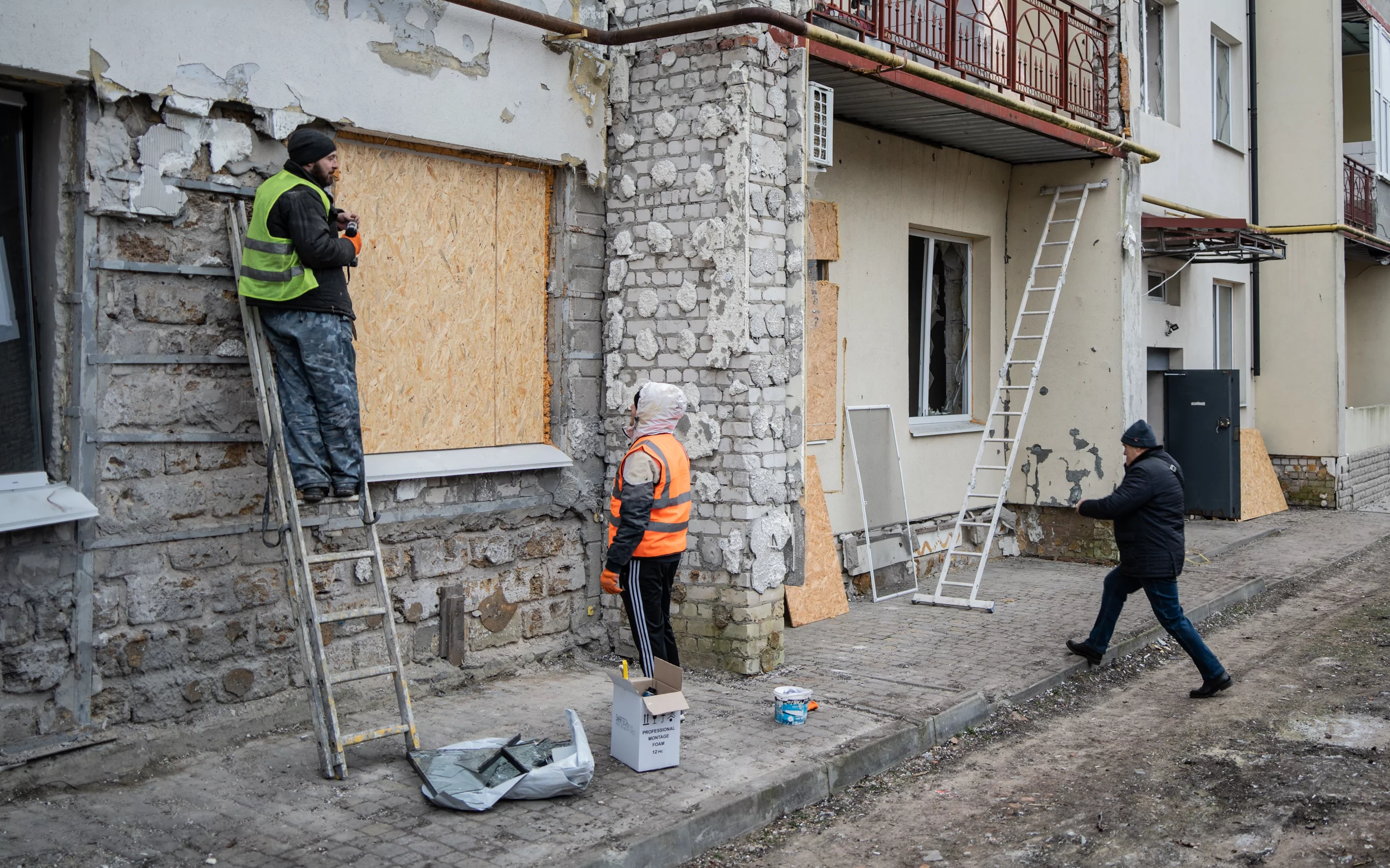 зображення до посту: Нічний обстріл Харкова: як усувають наслідки в Холодногірському районі — фото