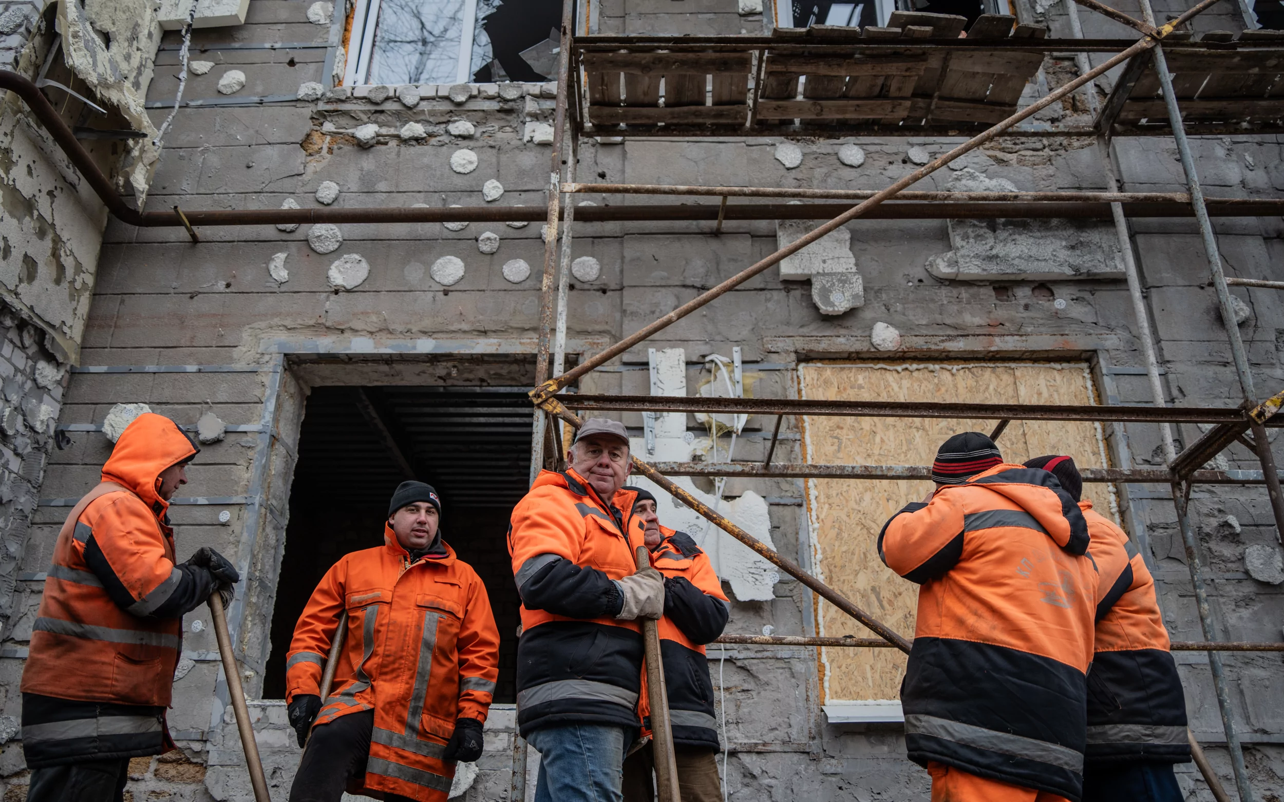 зображення до посту: Нічний обстріл Харкова: як усувають наслідки в Холодногірському районі — фото