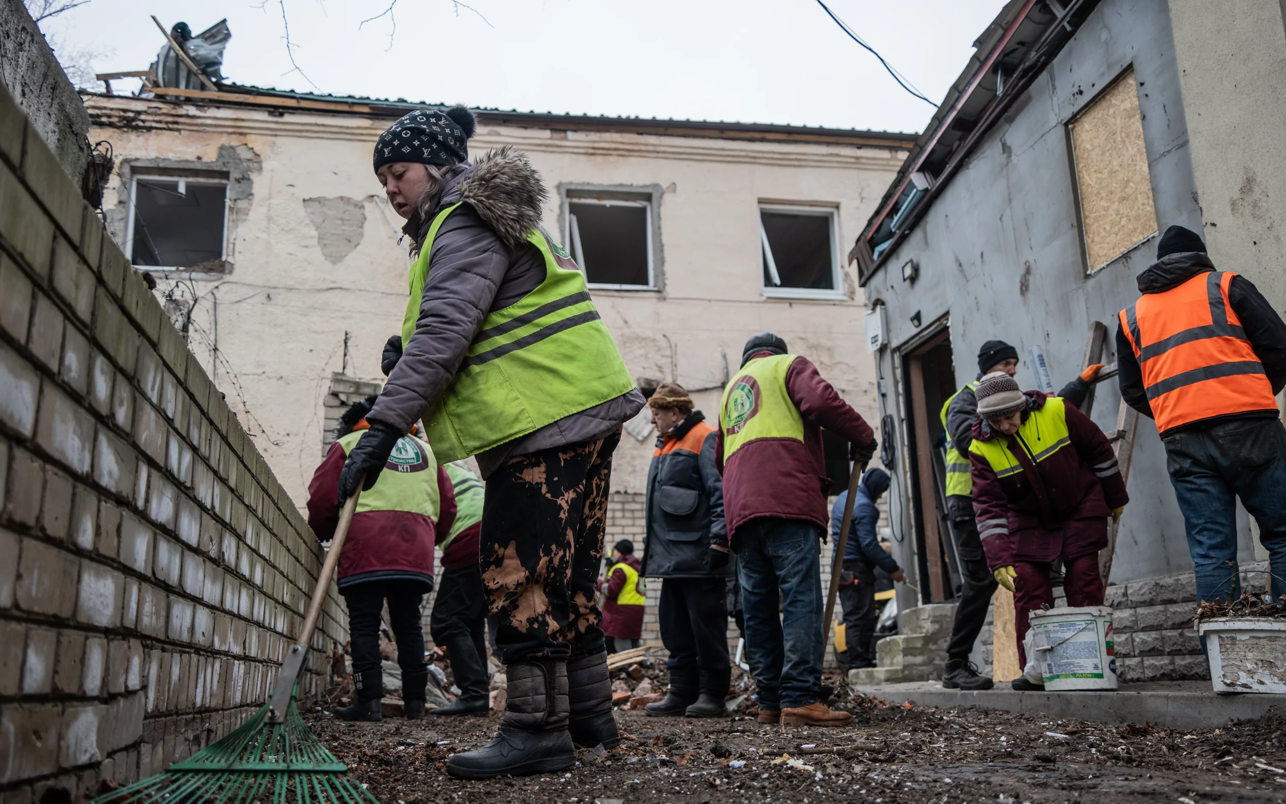зображення до посту: Нічний обстріл Харкова: як усувають наслідки в Холодногірському районі — фото
