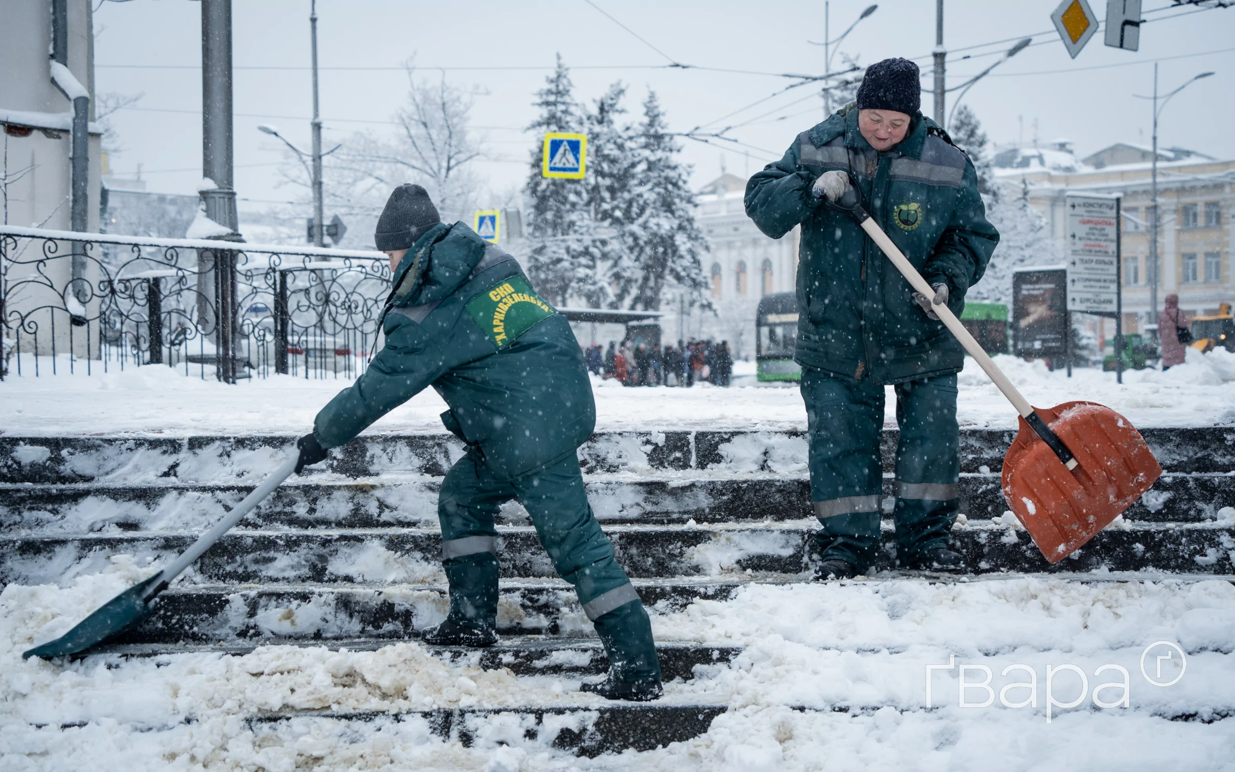 зображення до посту: Харків вкрило снігом: як живе місто під час негоди — фоторепортаж