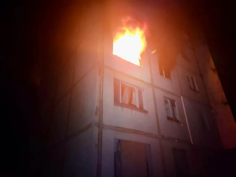 Російські військові завдали удару по Харкову: горять авто