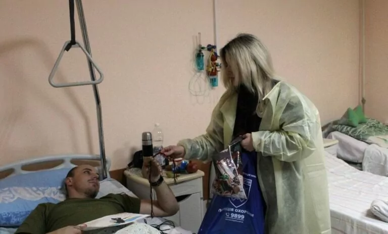 До Різдвяних свят пораненим військовим передали дитячі малюнки