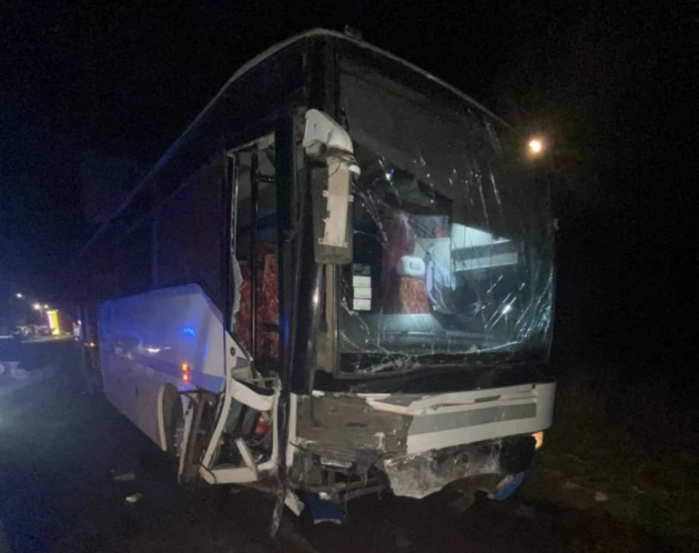 Водія автобуса, який потрапив у ДТП із дітьми, засліпили фари зустрічного автомобіля — поліція