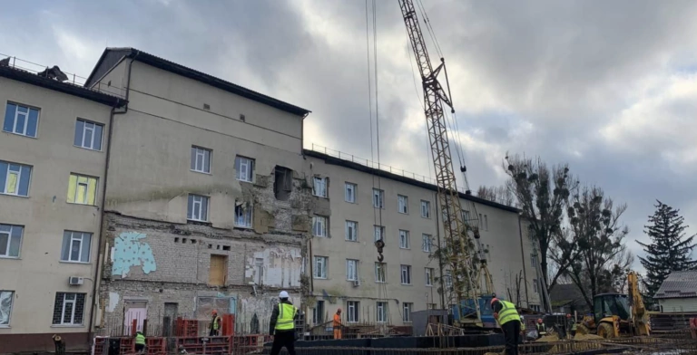 В Ізюмі показали як відновлюють лікарню, яку зруйнували росіяни в березні 2022 року