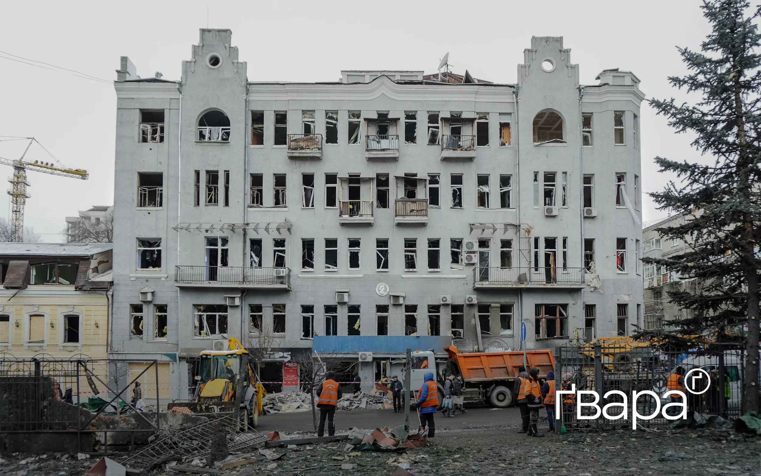 зображення до посту: У центрі Харкова усувають наслідки вечірніх обстрілів 23 січня — фото