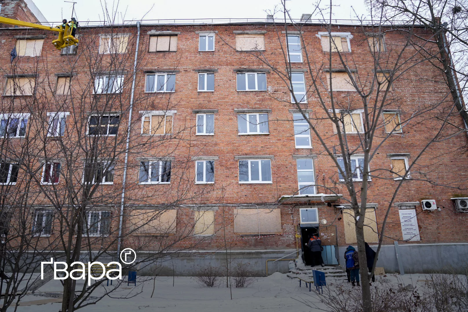 зображення до посту: У Шевченківському районі Харкова усувають наслідки обстрілів 3 січня — фото