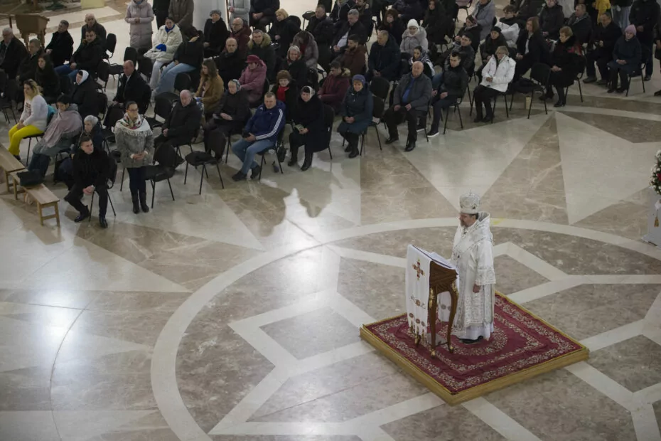 зображення до посту: Фейк. В Україні на Різдво за новоюліанським календарем храми відвідало усього 10 людей