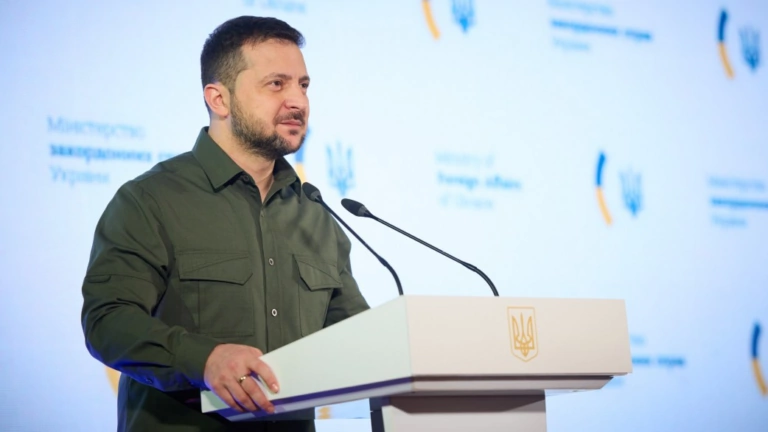Маніпуляція. Президент закликав поставити Конституцію на паузу