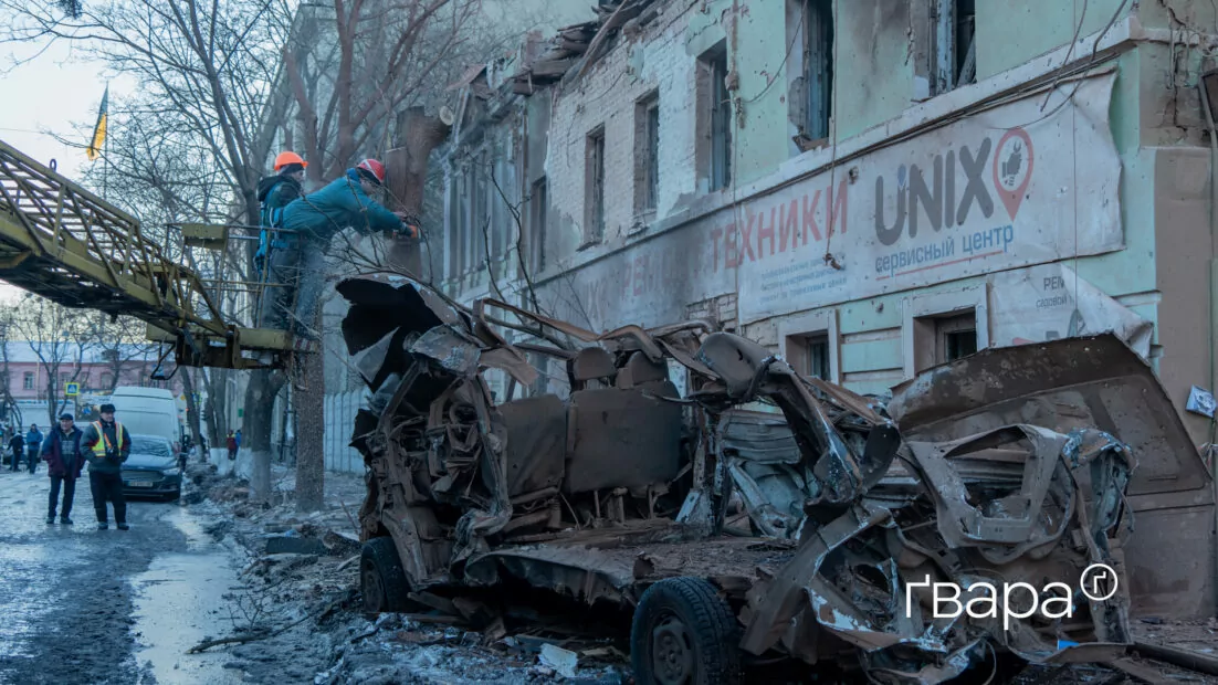 зображення до посту: У Харкові внаслідок обстрілу нічного обстрілу міста постраждало 17 людей та пошкоджено щонайменше 19 житлових будинків — фото