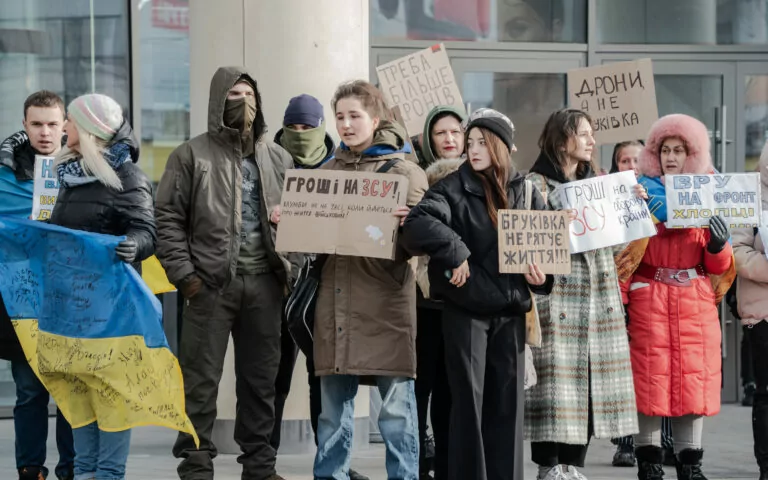 «У вас свята, у нас війна»: як у Харкові проходять мітинги «Гроші на ЗСУ»