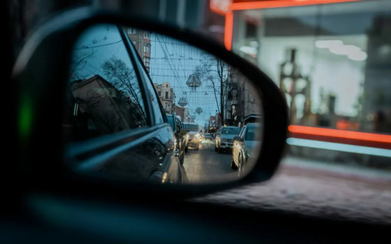 Як зробити автонавігацію зручнішою: плюси та мінуси автомобільних кріплень для мобільних телефонів