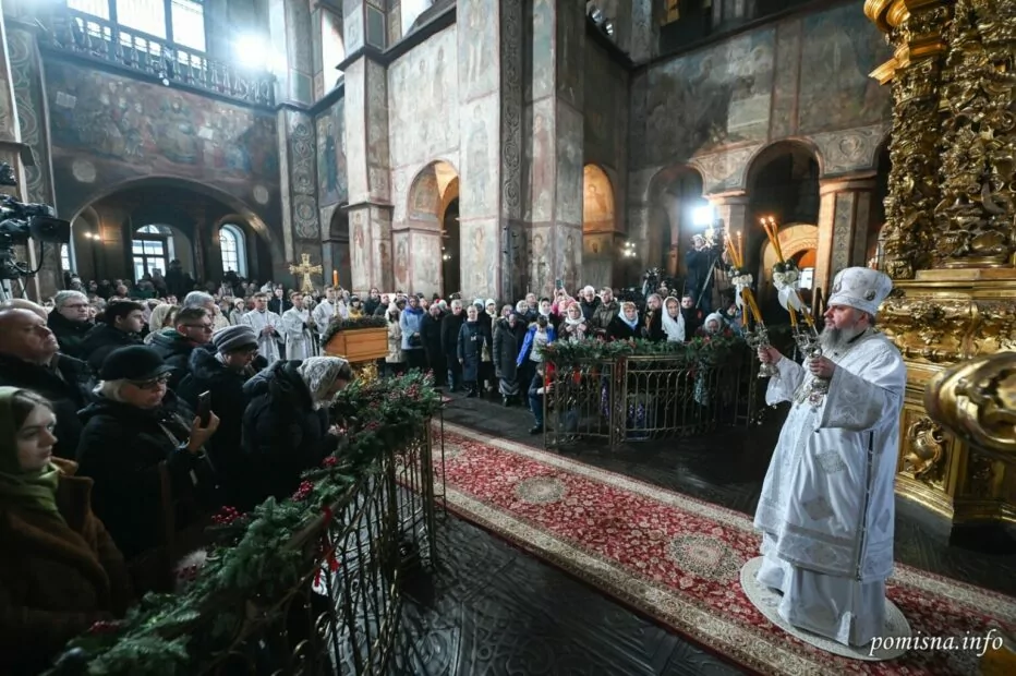 зображення до посту: Фейк. В Україні на Різдво за новоюліанським календарем храми відвідало усього 10 людей