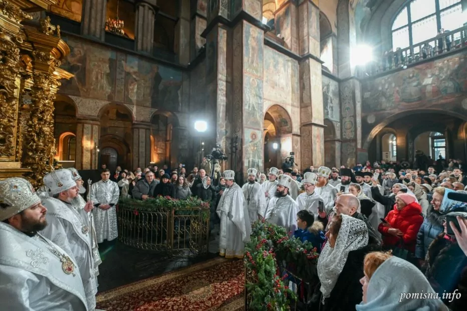 зображення до посту: Фейк. В Україні на Різдво за новоюліанським календарем храми відвідало усього 10 людей