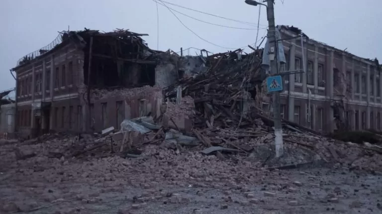 У Вовчанську внаслідок обстрілів пошкоджено адмінбудівлю з телекомунікаційних послуг