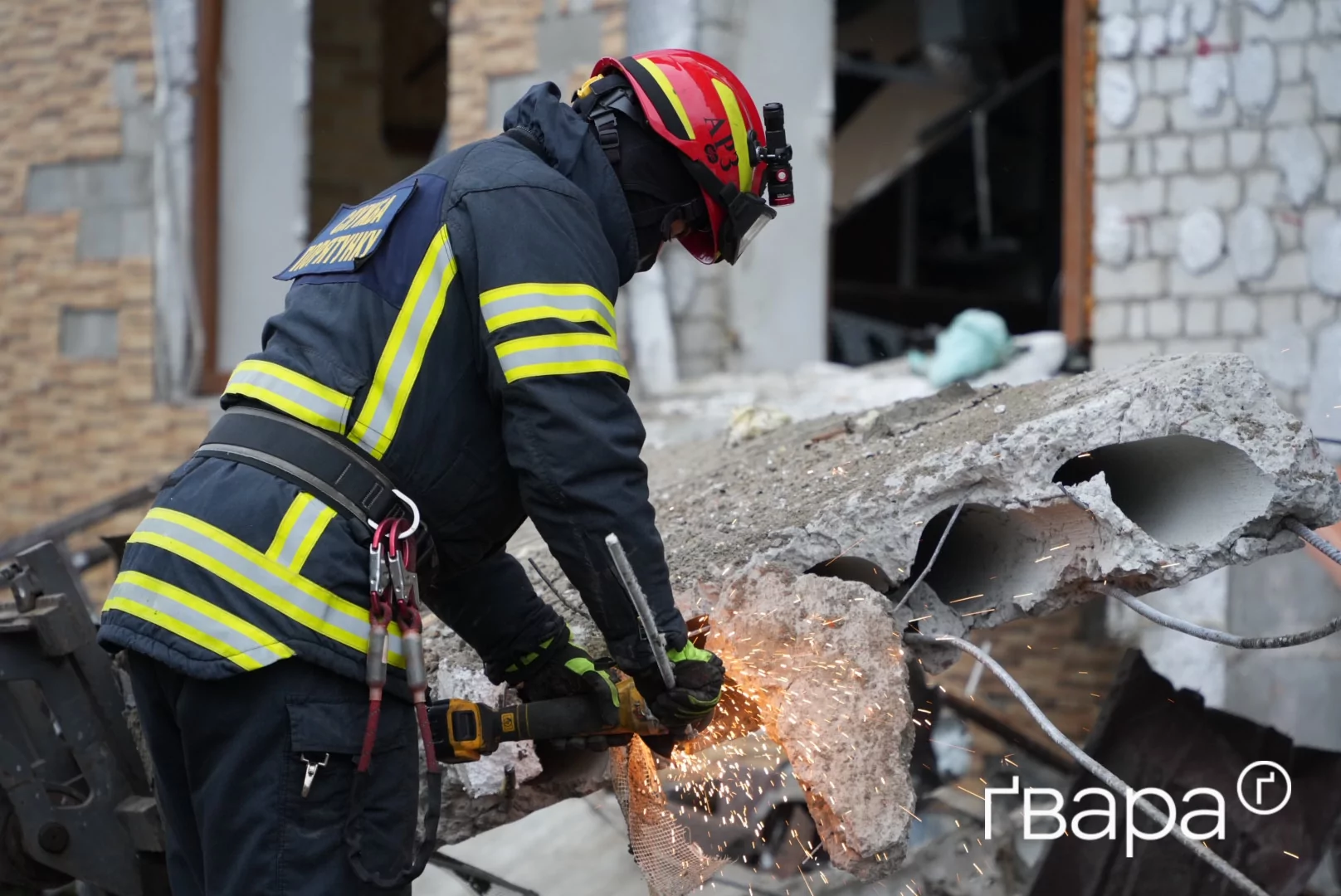 зображення до посту: Ліквідовують наслідки обстрілу готелю в Харкові — фото