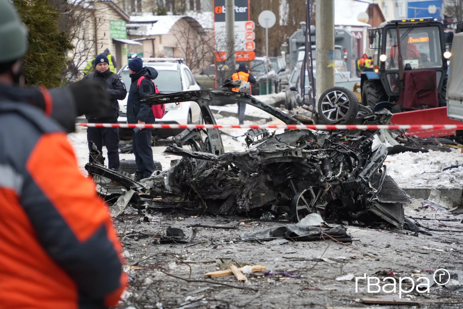 зображення до посту: Ліквідовують наслідки обстрілу готелю в Харкові — фото