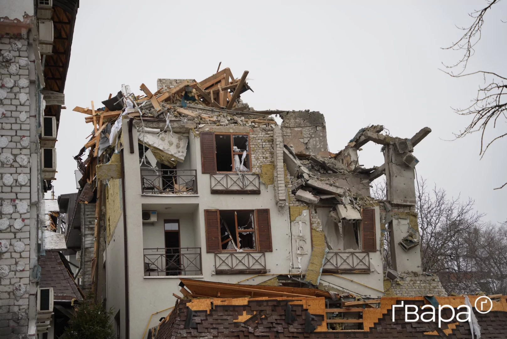 зображення до посту: Ліквідовують наслідки обстрілу готелю в Харкові — фото