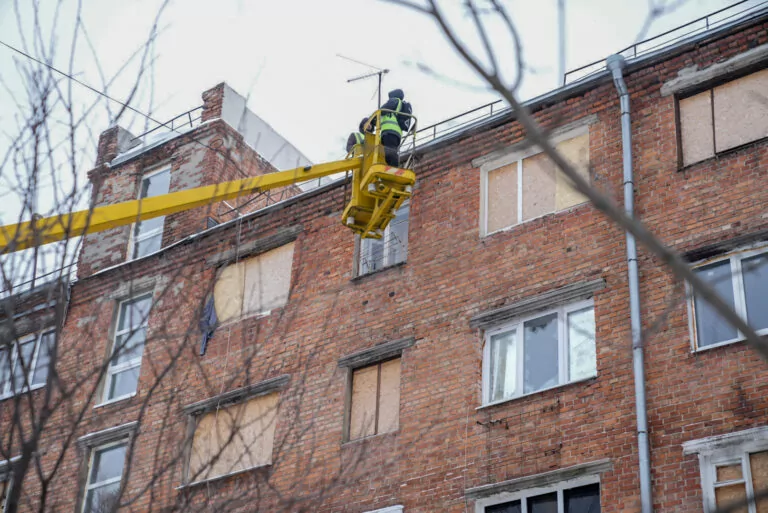 У Шевченківському районі Харкова усувають наслідки обстрілів 3 січня — фото