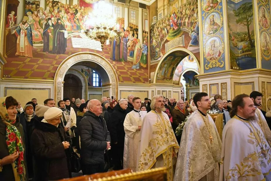 зображення до посту: Фейк. В Україні на Різдво за новоюліанським календарем храми відвідало усього 10 людей