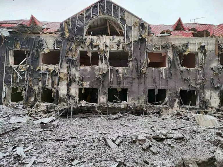 Військові РФ обстрілювали Харків та область: без постраждалих — фото